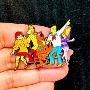 Extra large Scooby-Doo cast TV cartoon series pin/brooch-lapel